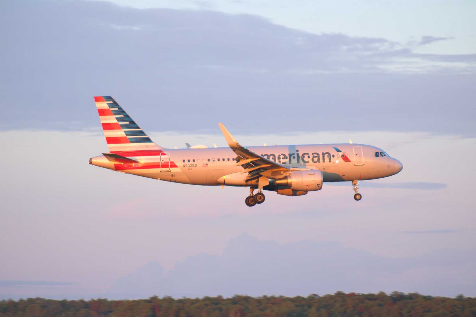American Airlines Airbus A319-115 (N9025B)