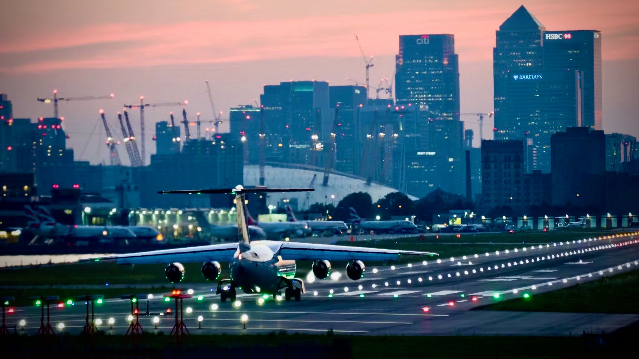 Why Did British Aerospace Build The BAe-146 With 4 Engines?