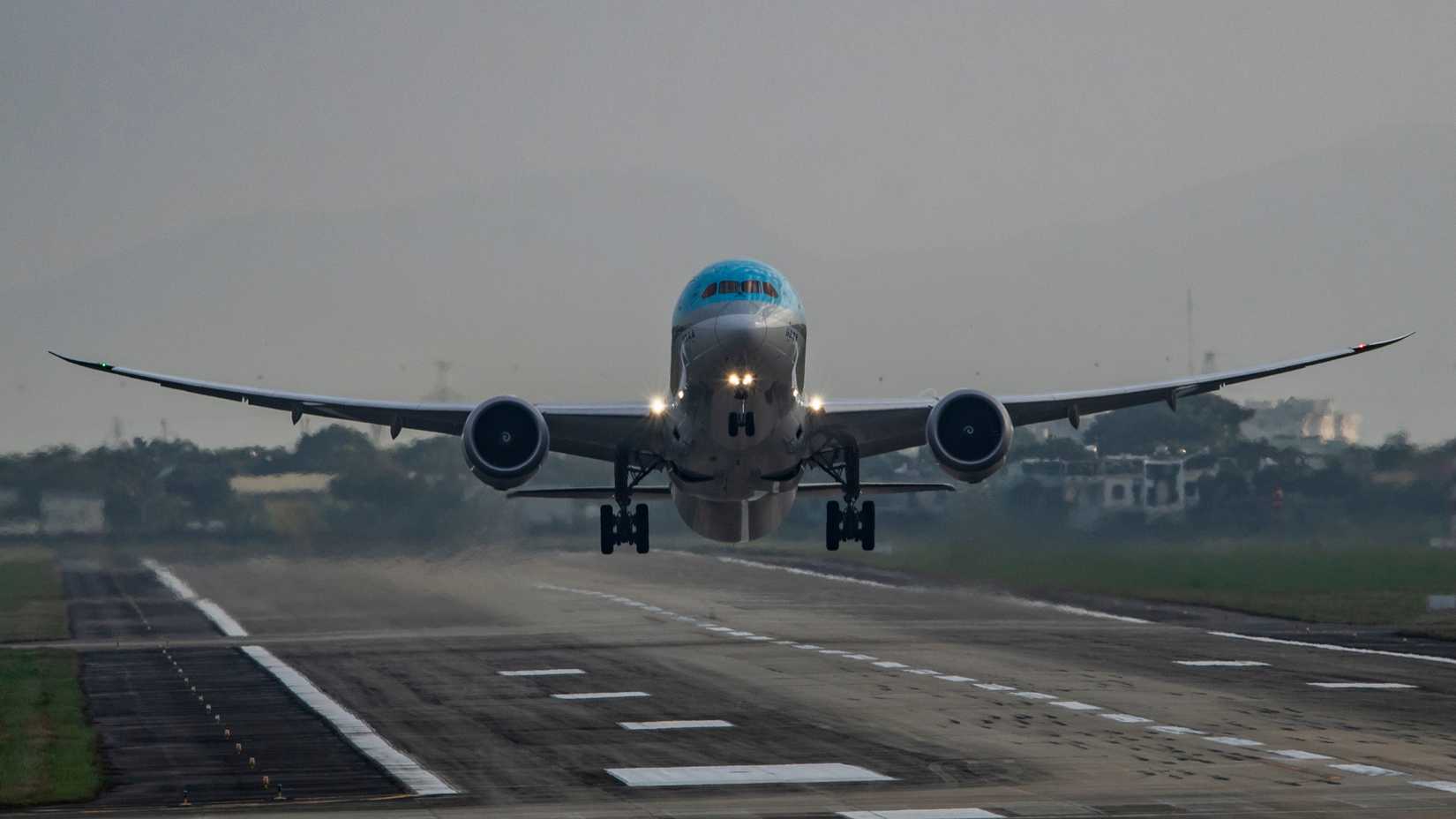 Boeing 787 takeoff