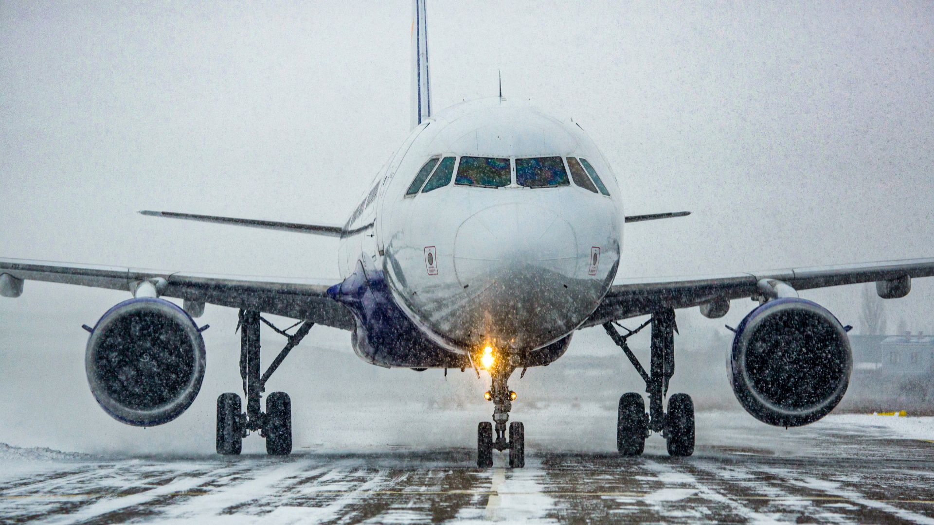 Can Snow Ingestion Damage Aircraft Engines?