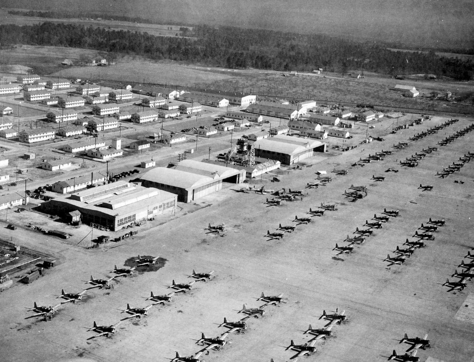 Cochran_Army_Airfield_-_Hangars_and_Parking_Ramp