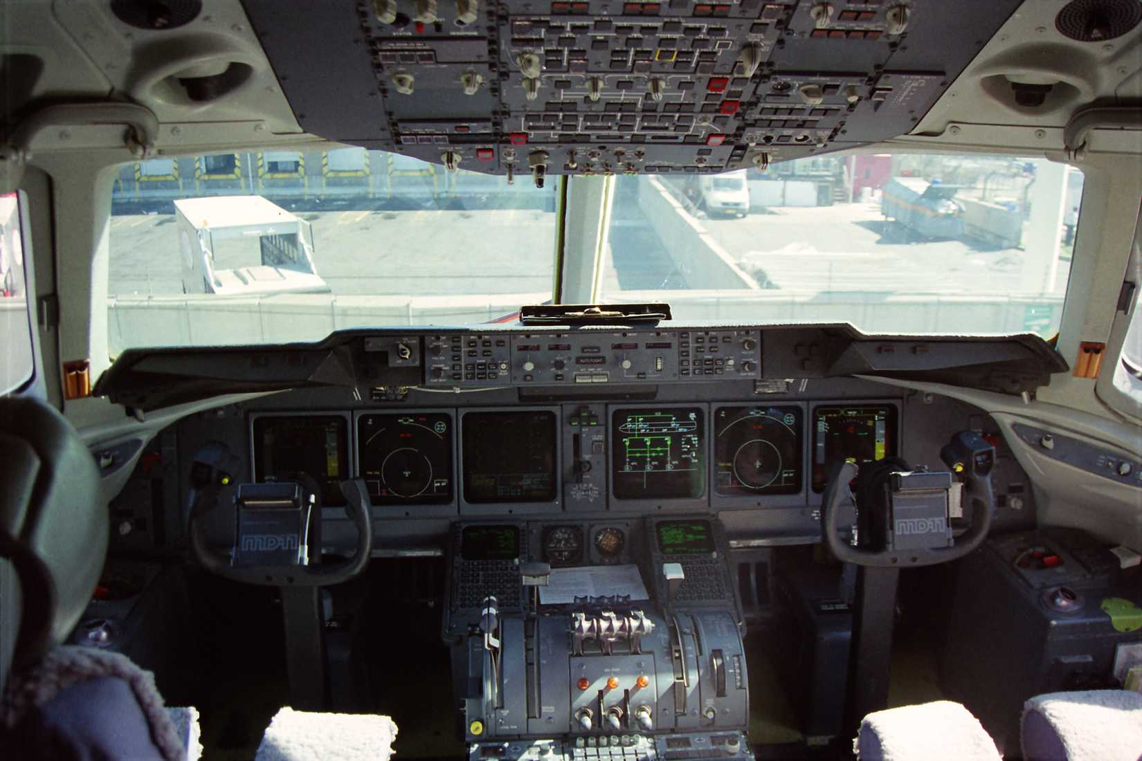 Cockpit_Martinair_MD11-F_PH-MCW_(11148904504)
