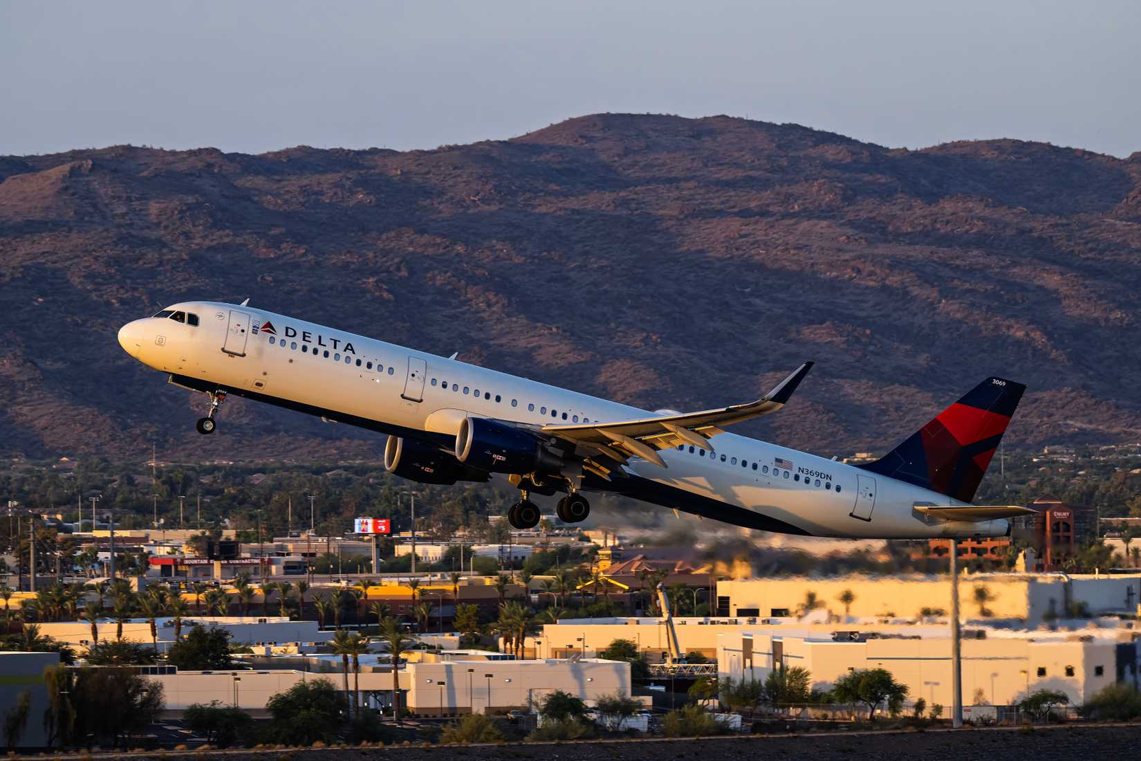 Delta Airlines Airbus A321 N369DN Early morning departure from runway 7L at Phoenix Sky Harbor Intl. Airport.