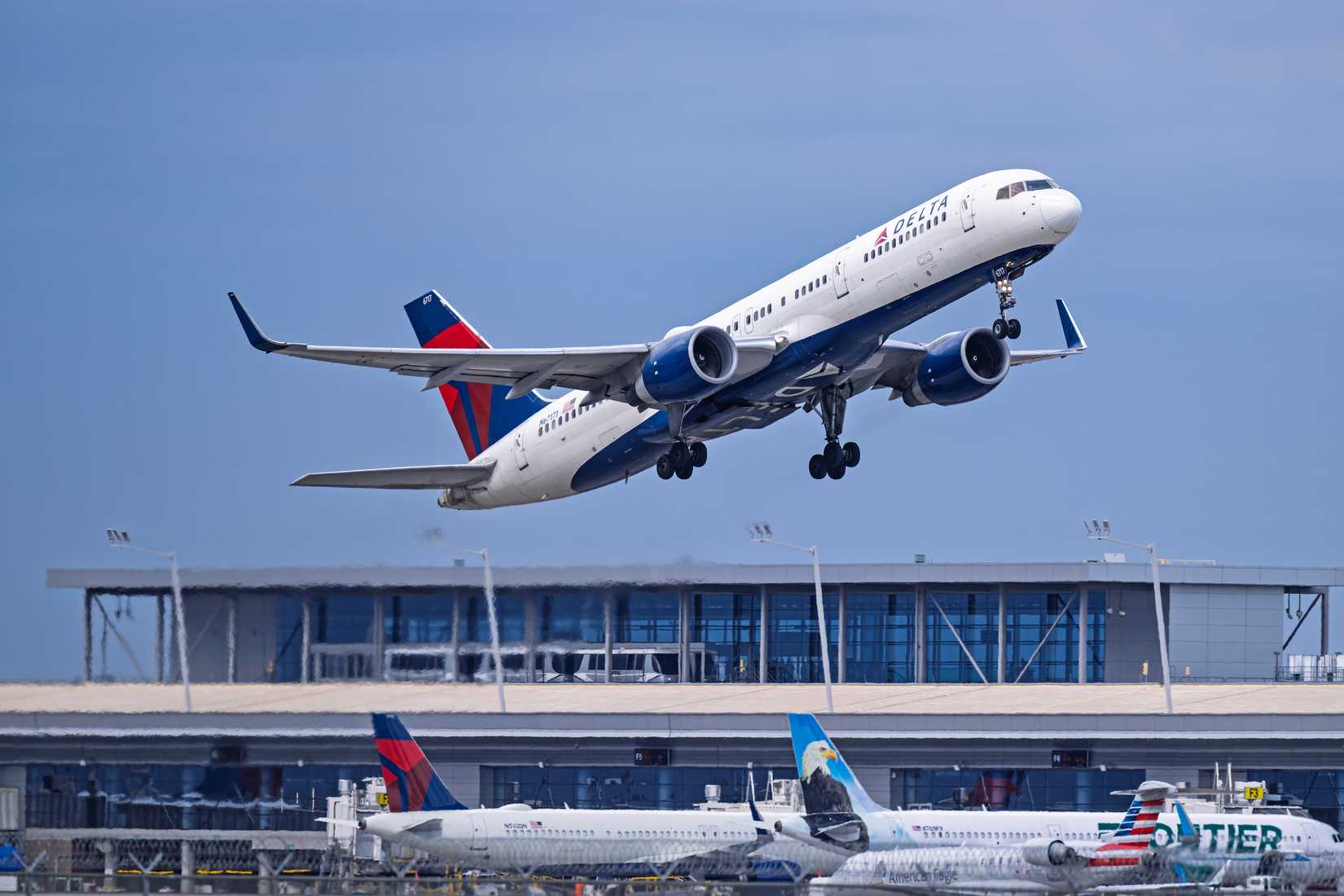 Delta Airlines Boeing 757-200 N67171 departure from runway 7L at Phoenix Sky Harbor Intl. Airport