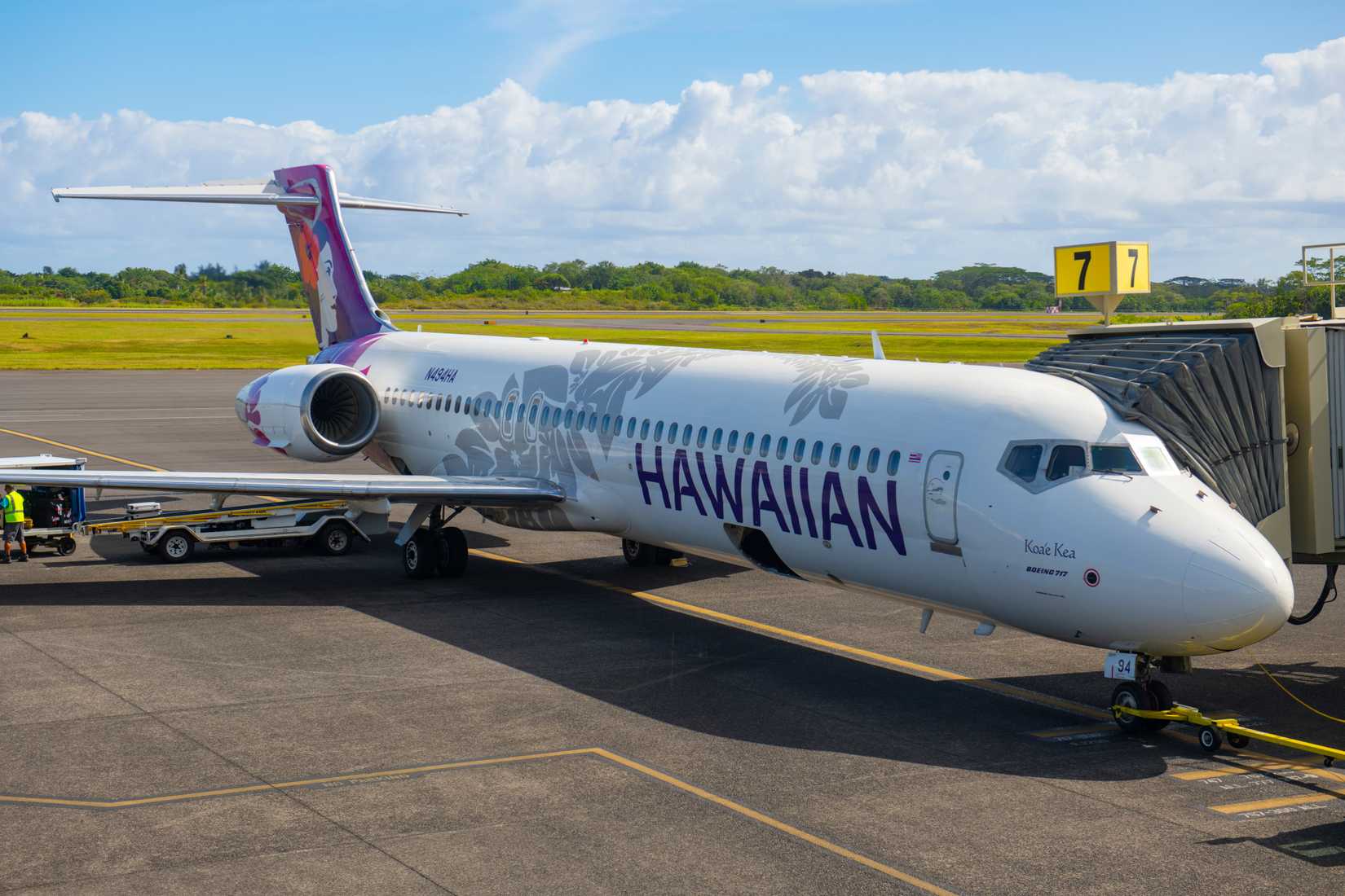Hawaiian Airlines 717 at gate