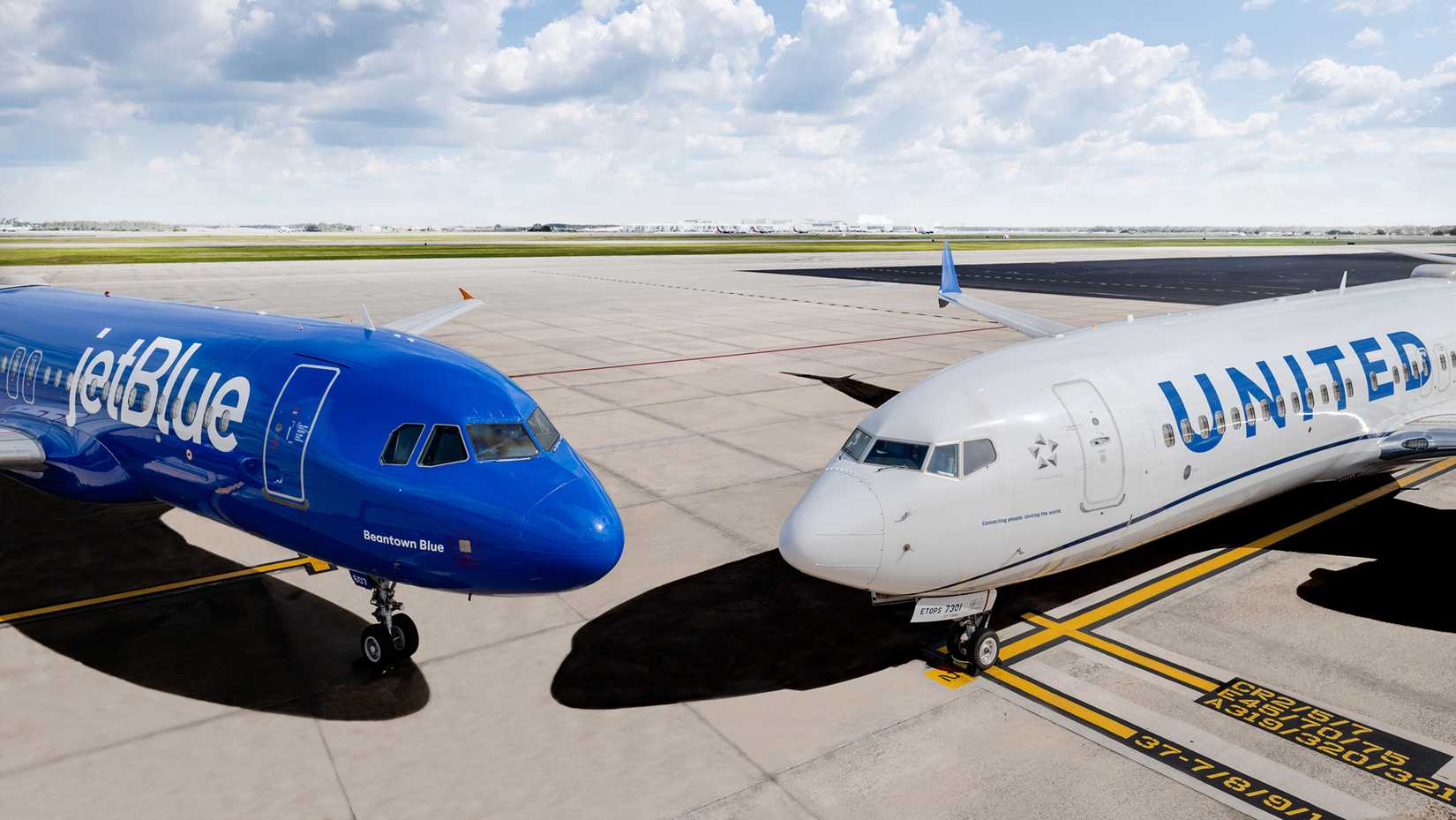 jetblue and united planes apron