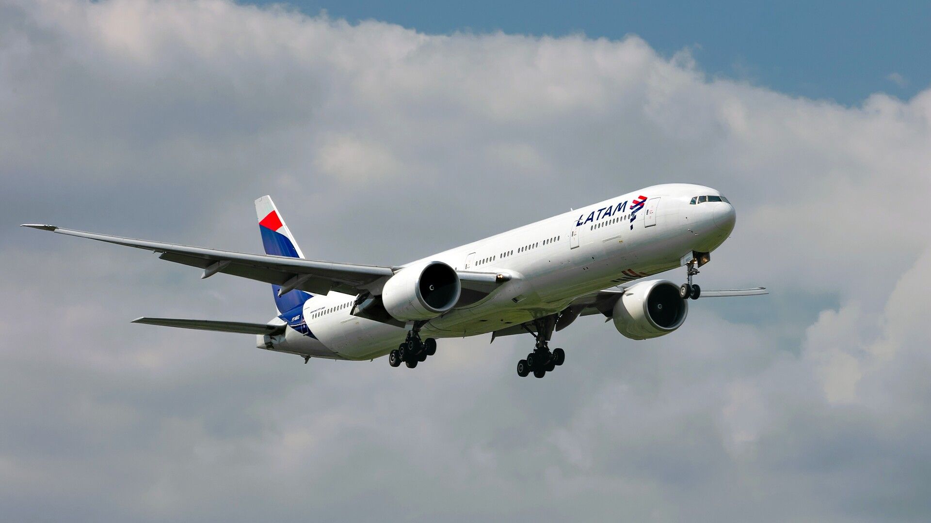 LATAM 777-300ER landing