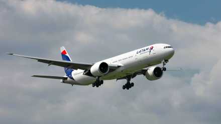 LATAM 777-300ER landing