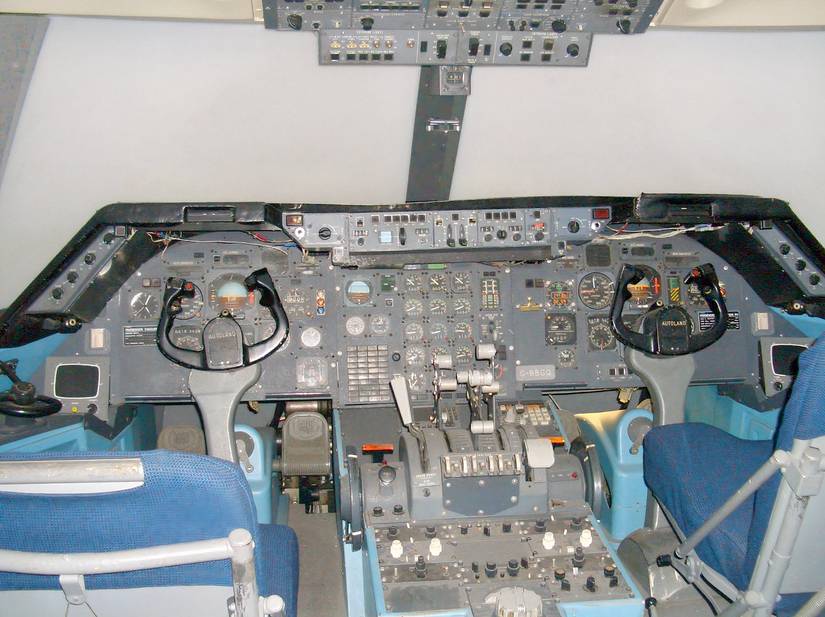 Lockheed_L-1011_Tristar_simulator_cockpit_RAF_museum