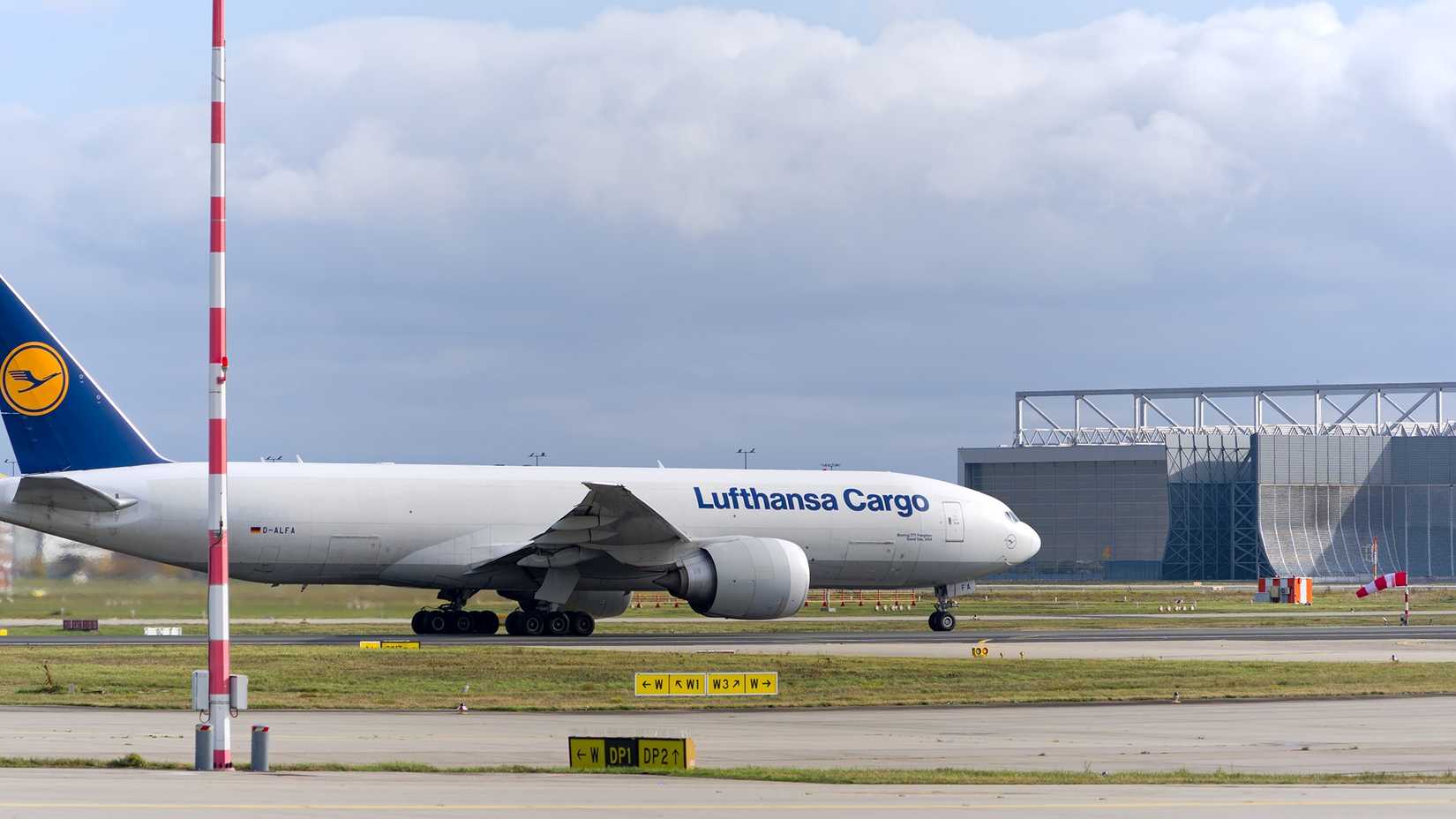Lufthansa Cargo 777