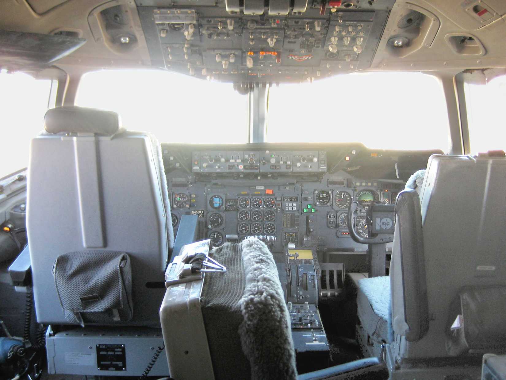 McDonnell_Douglas_DC-10-10_N450AX_T-910_flight_deck