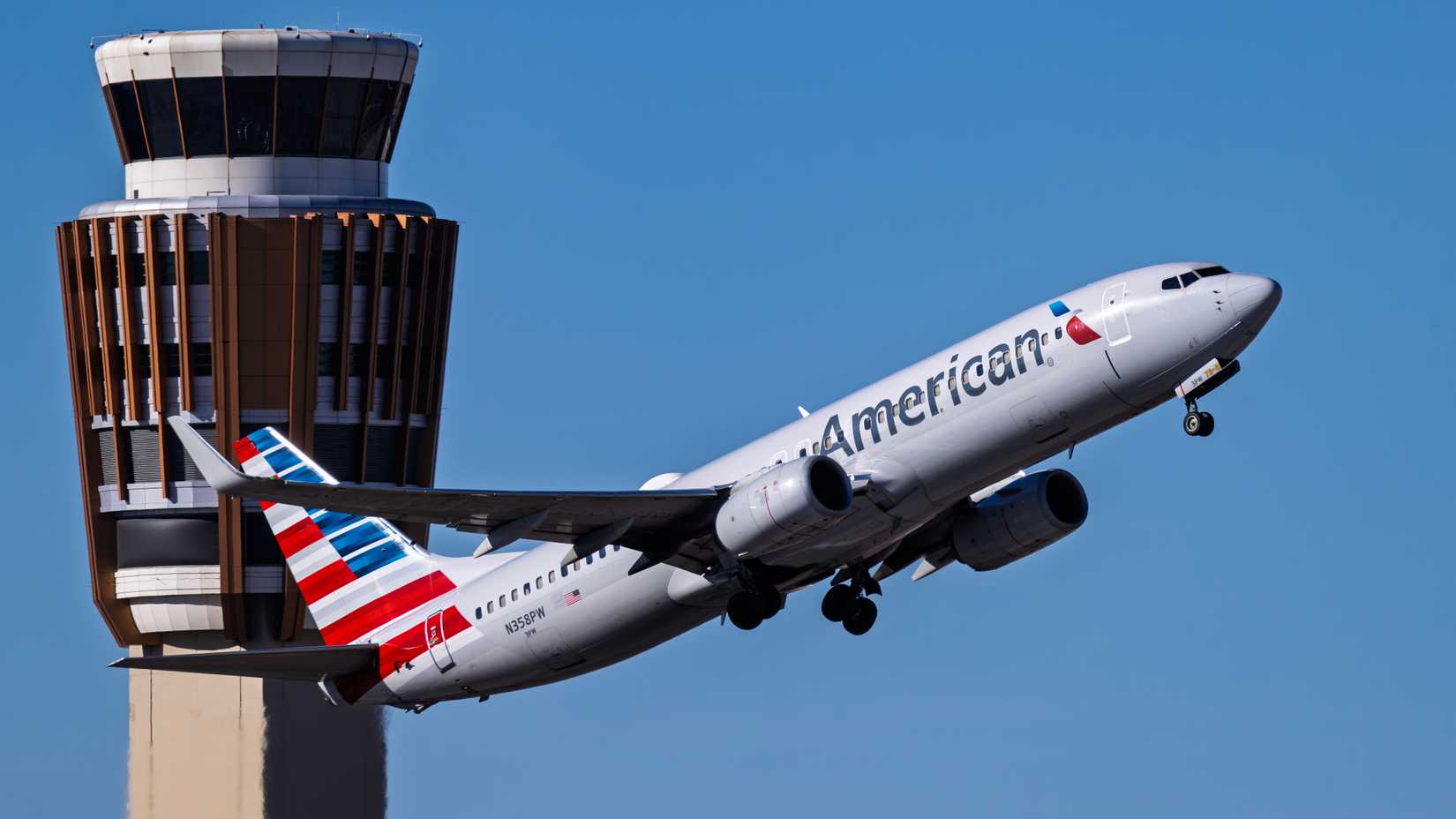 merican Airlines Boeing 737-800 N358PW departure from runway 7L at Phoenix Sky Harbor.