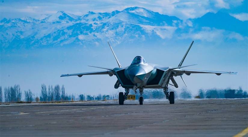 PLAAF J-20 taxis at an airfield in a mountainous region.-1