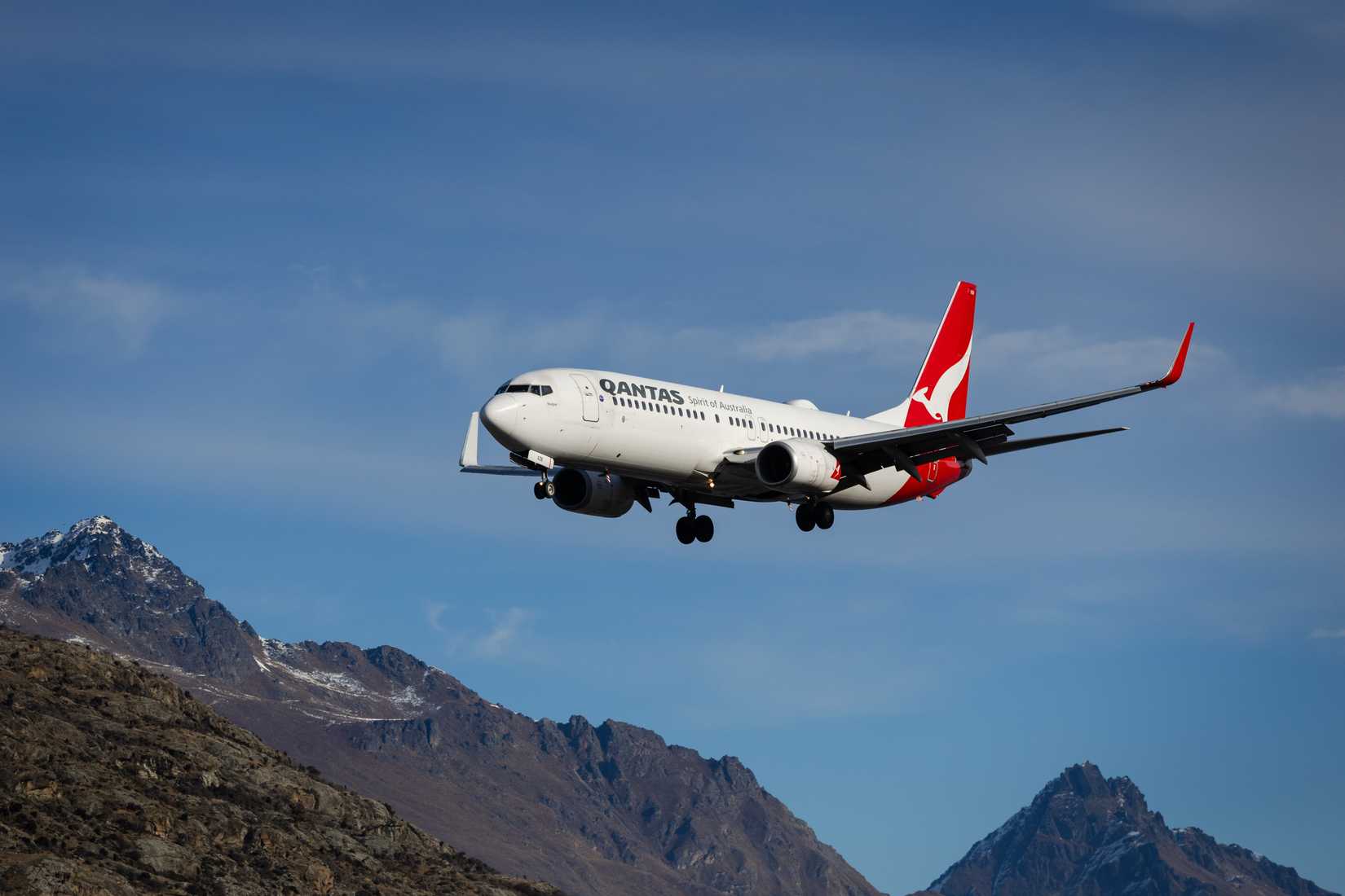 Qantas 737-800 landing in Queenstown ZQN