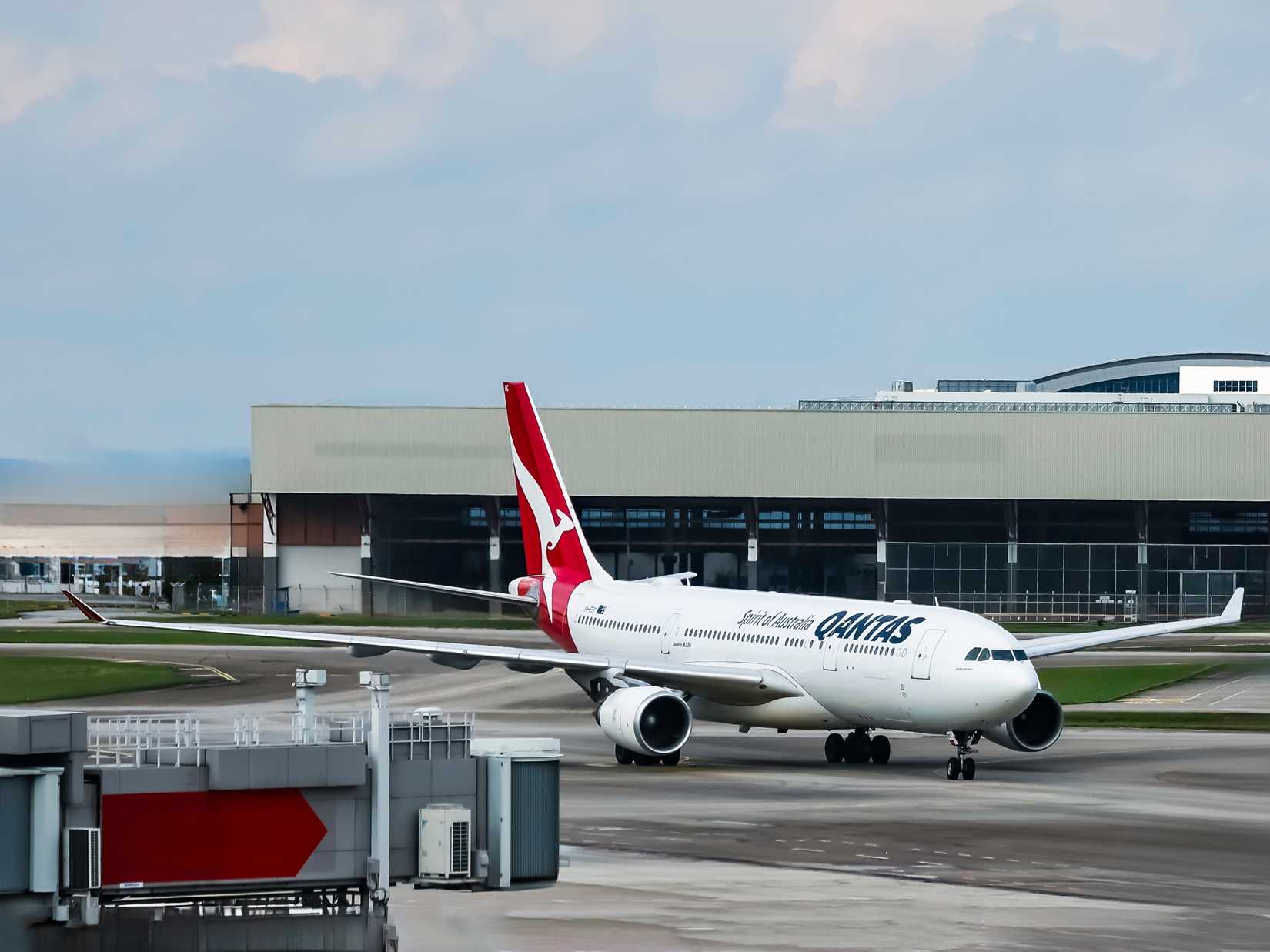 Qantas A330 singapore taxiing