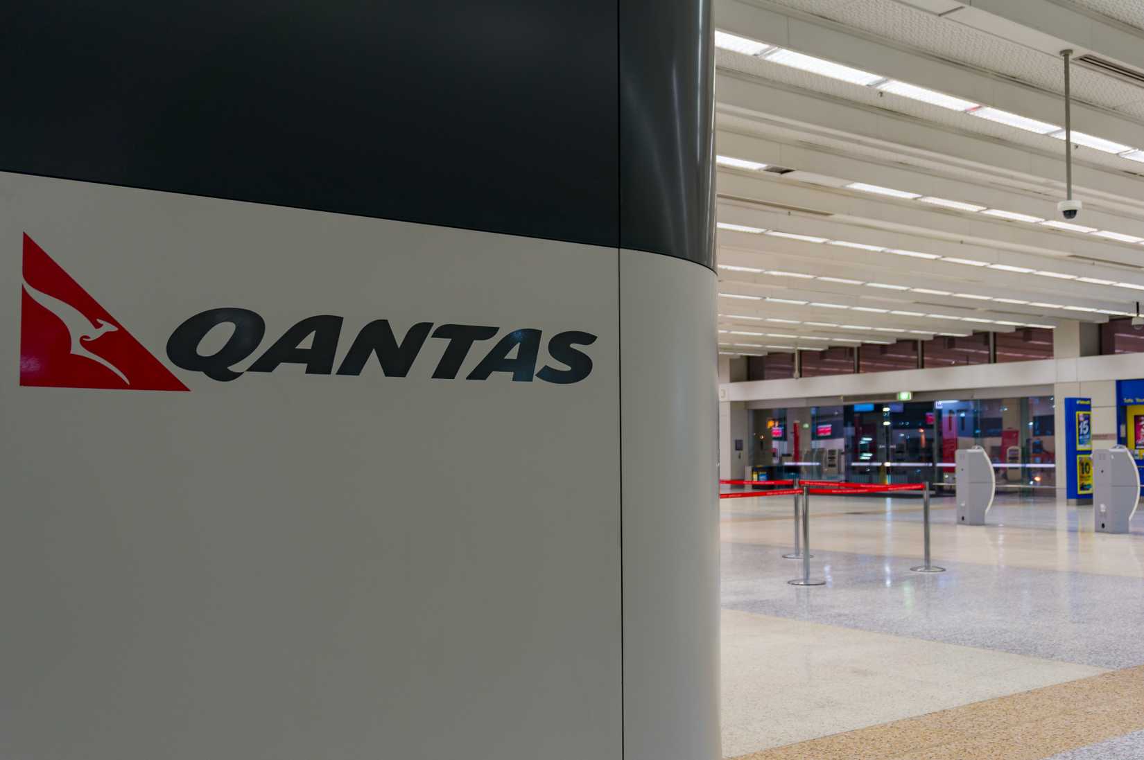 Melbourne airport Qantas terminal with Qantas sign