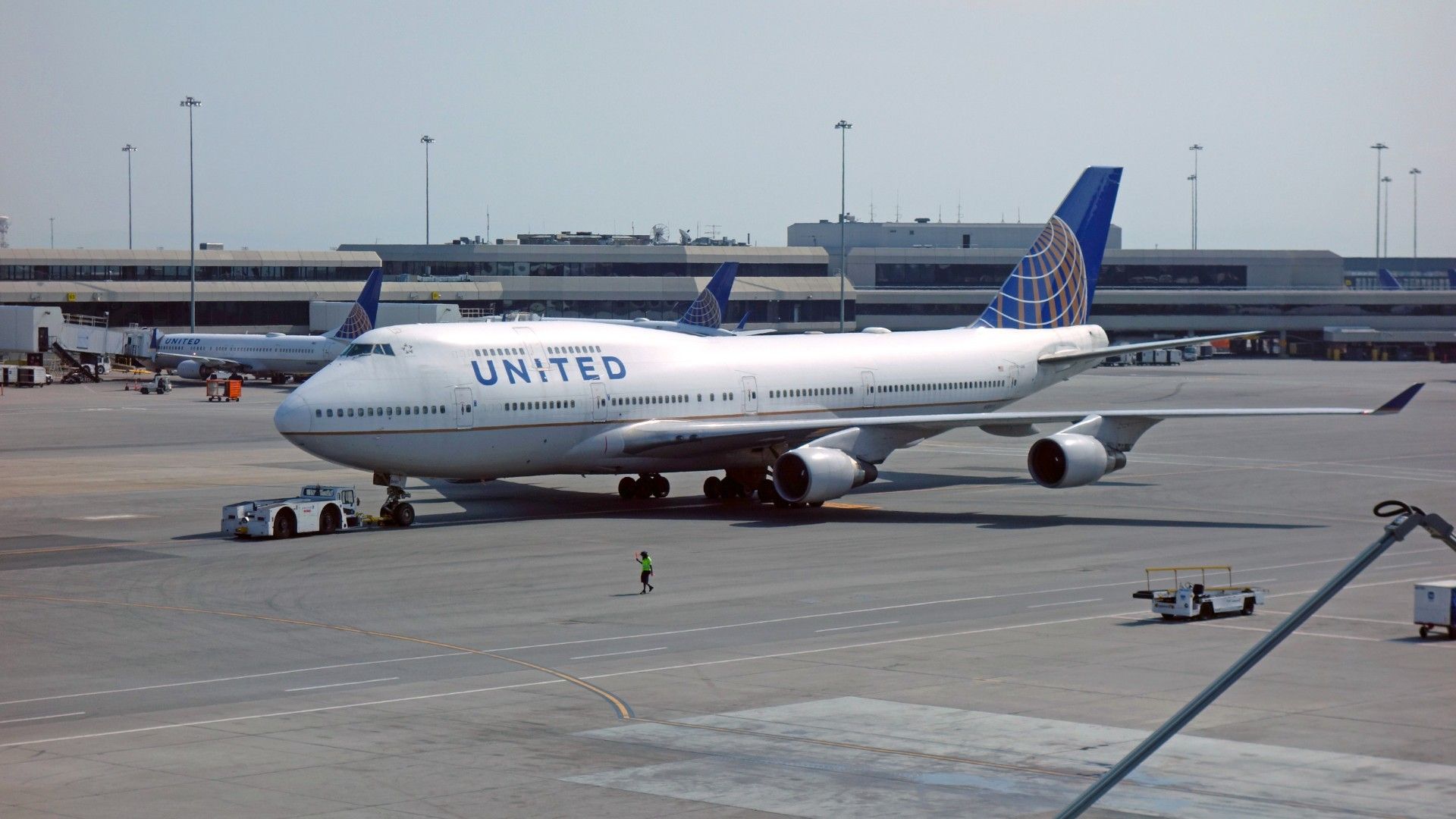 United 747 Taxiing