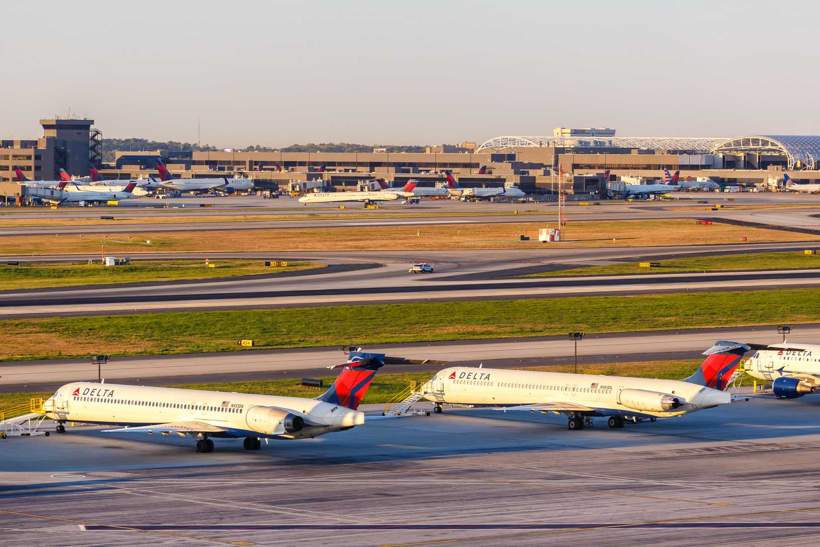 Delta McDonnell Douglas MD-90 And MD-88 Parked
