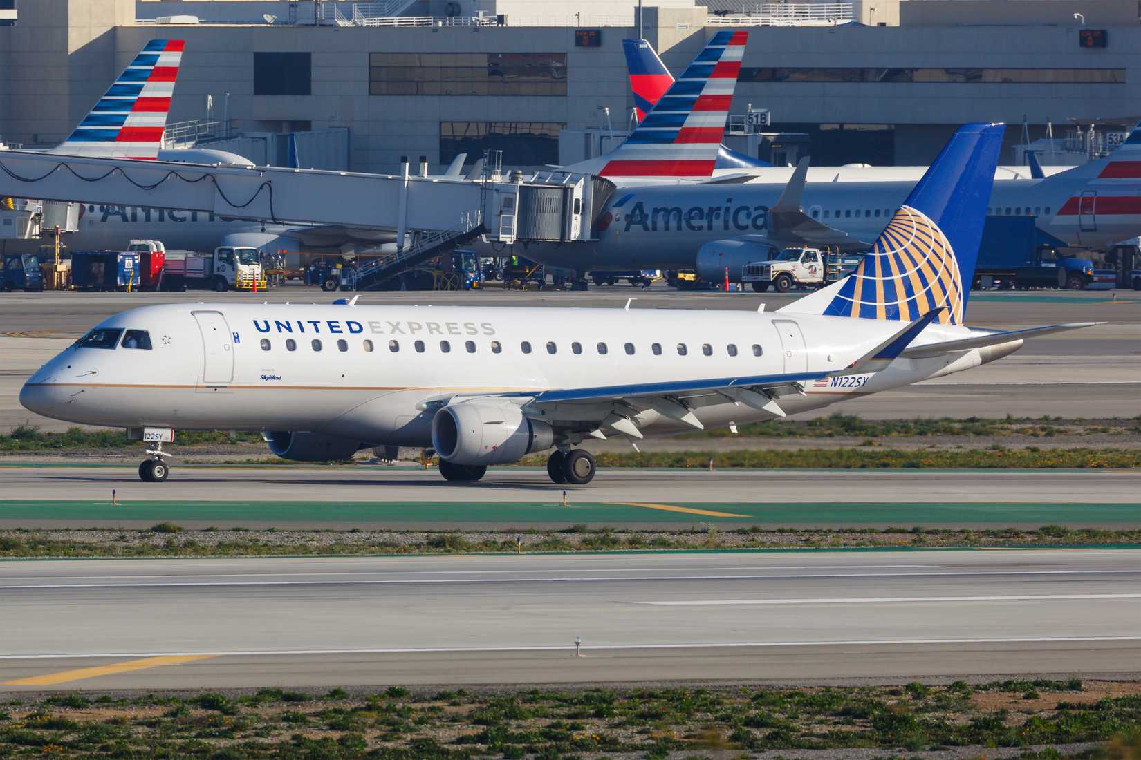 United Embraer E175 Taxiing