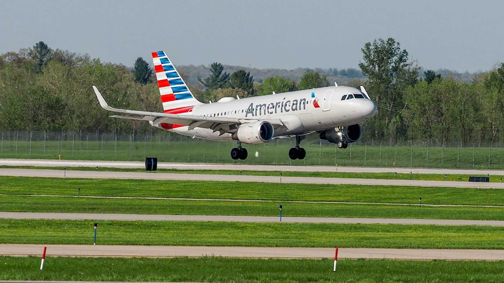 American Airlines Airbus A319-115 landing