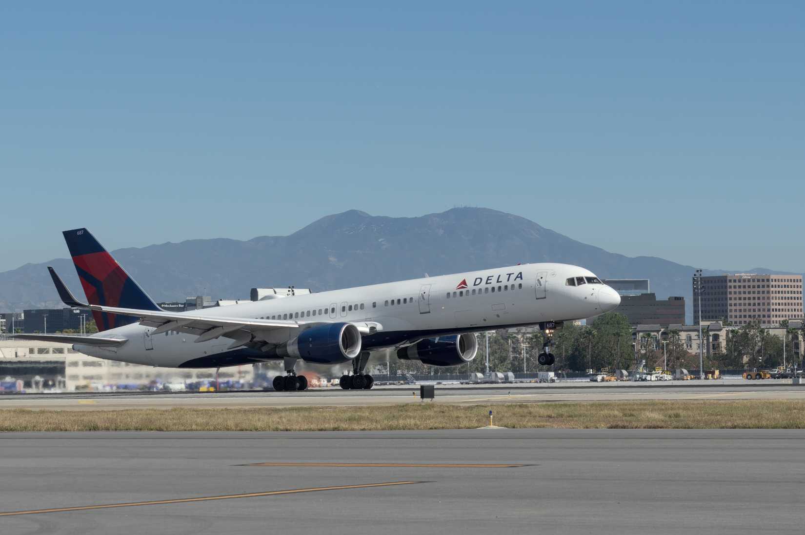 Delta Air Lines Boeing 757-200 Departing