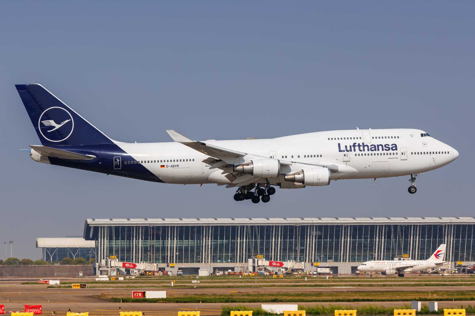 Lufthansa 747 Landing
