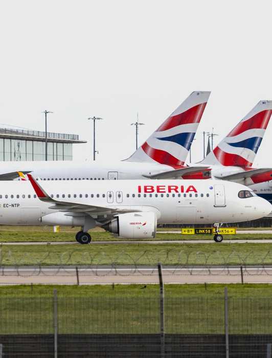 Iberia A320neo Taxiing Past BA Tails
