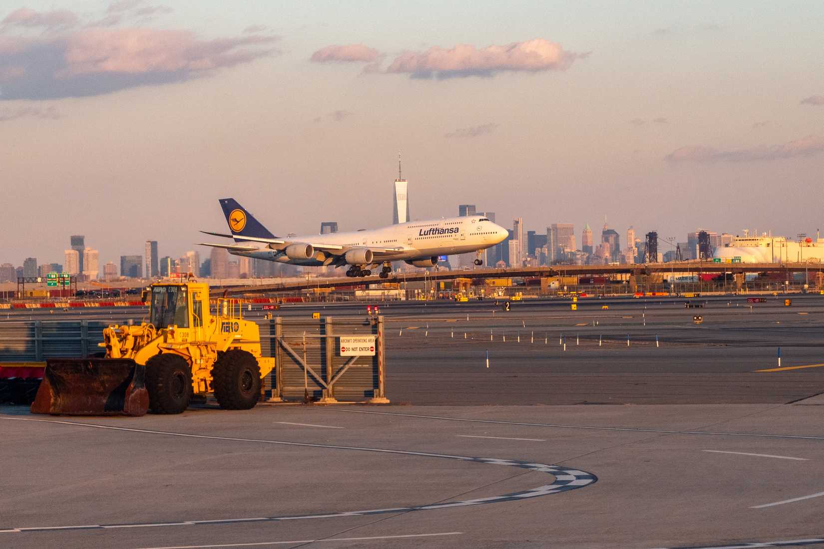 Lufthansa 747 Landing In Newark