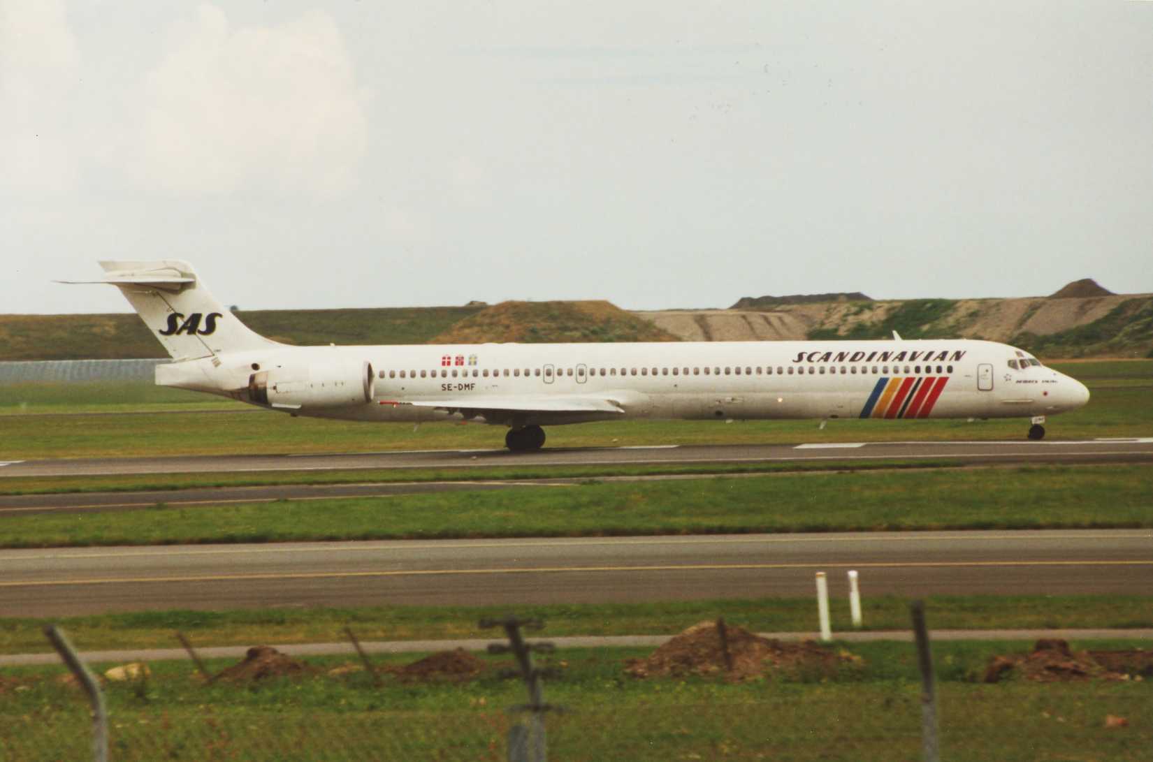 SAS MD-90 Departing