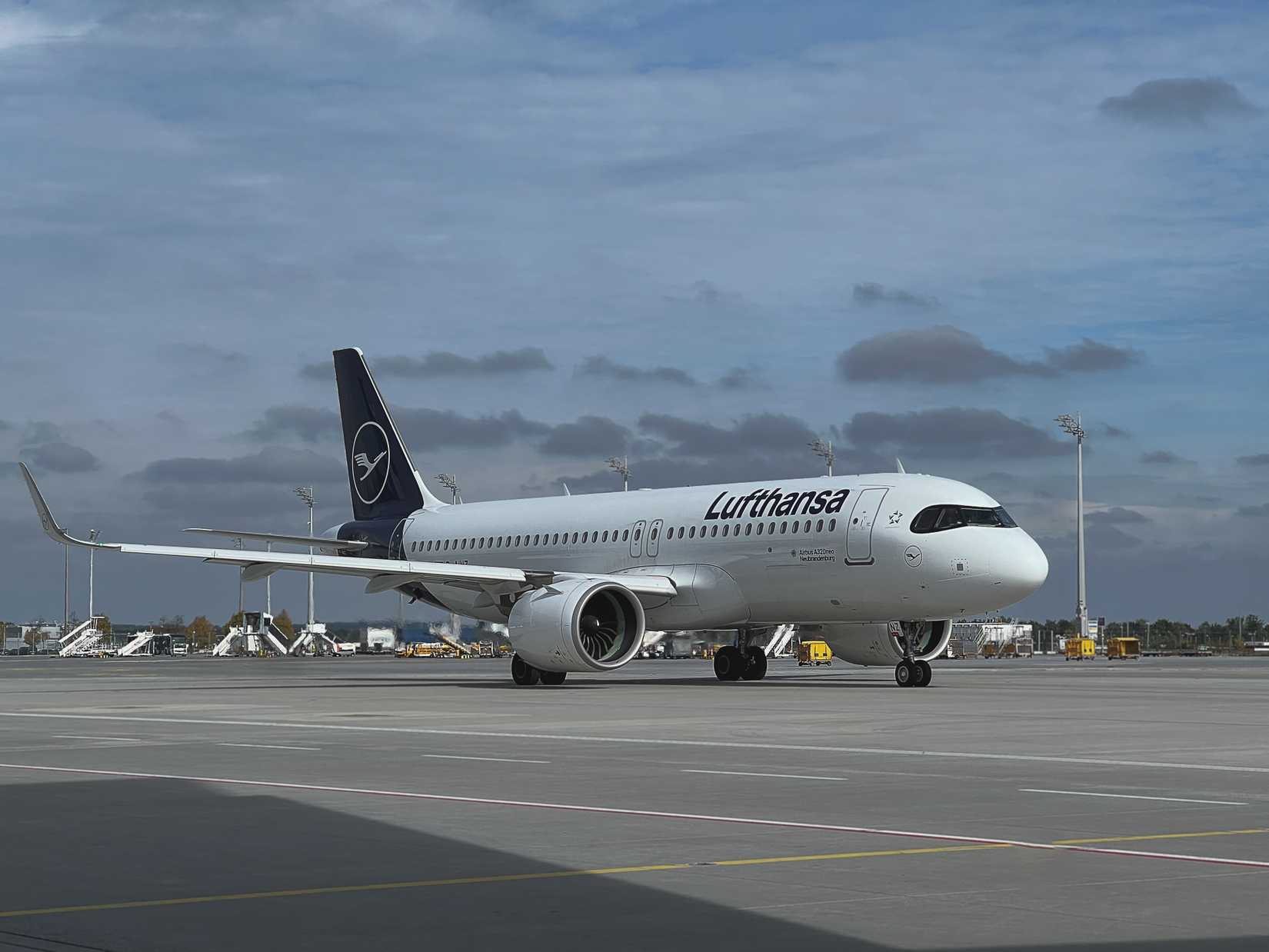 Lufthansa A320neo Taxiing