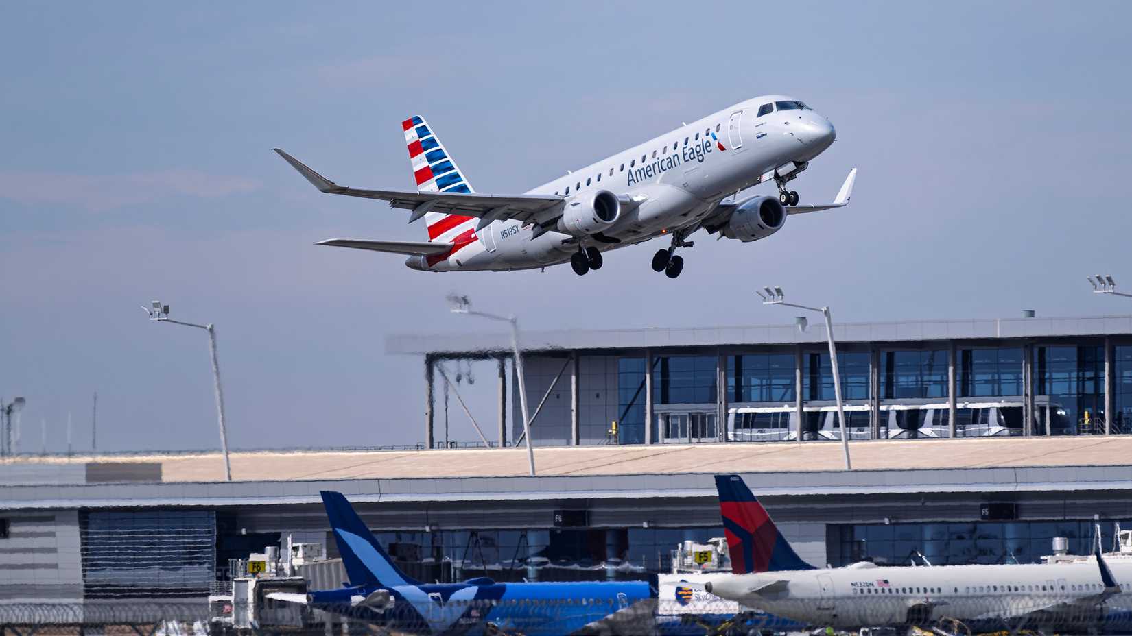 phoenix sky habor american plane