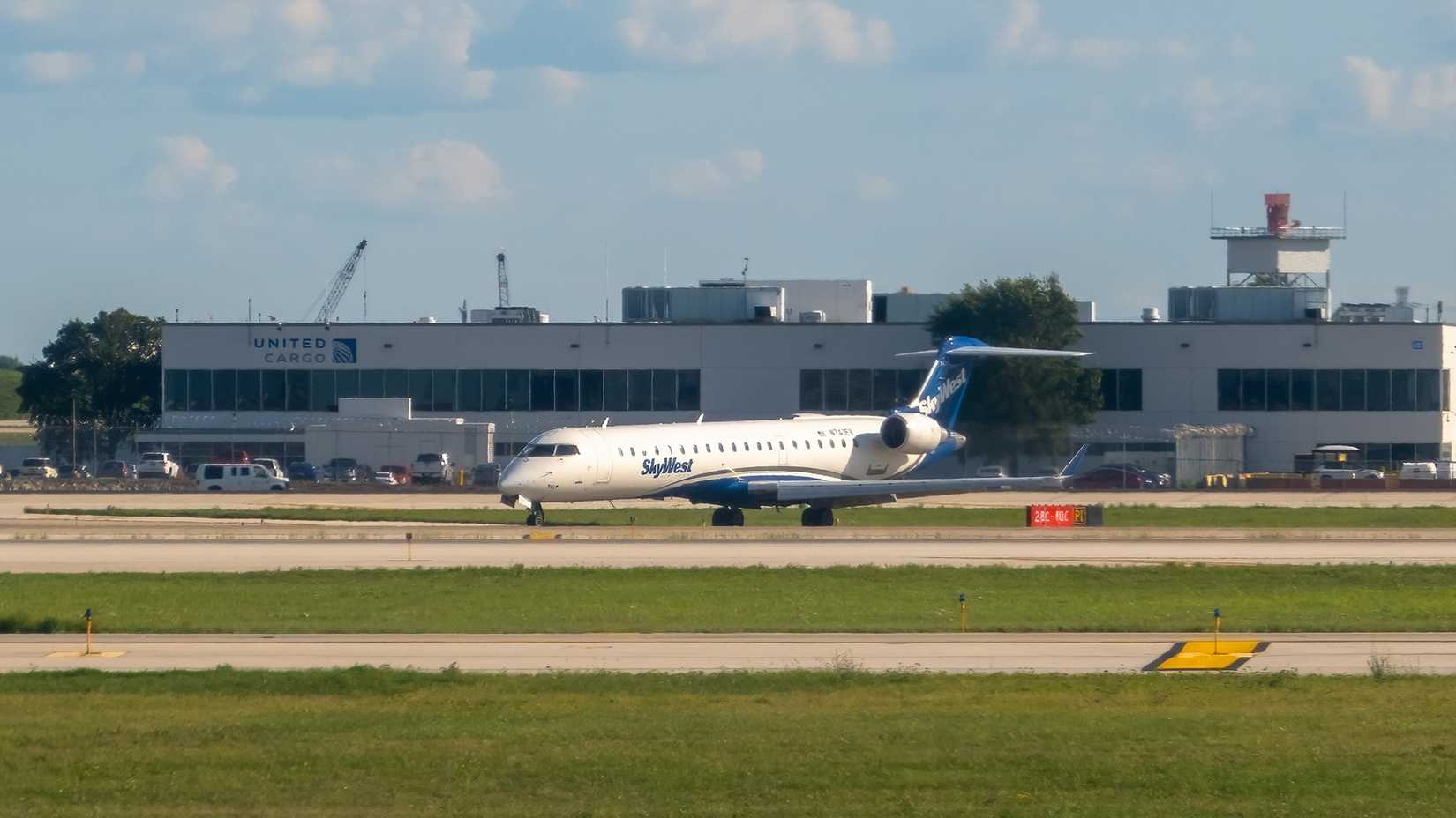 skywest airlines crj700 chicago