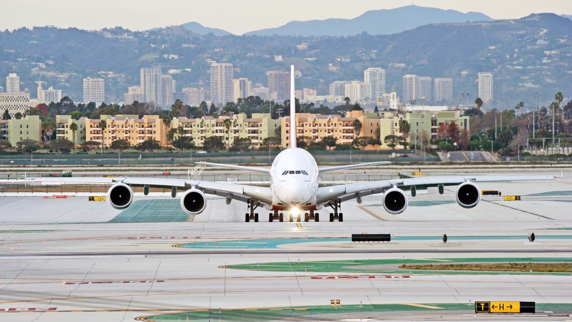 Why The World's Largest Aircraft Doesn't Serve US Airlines