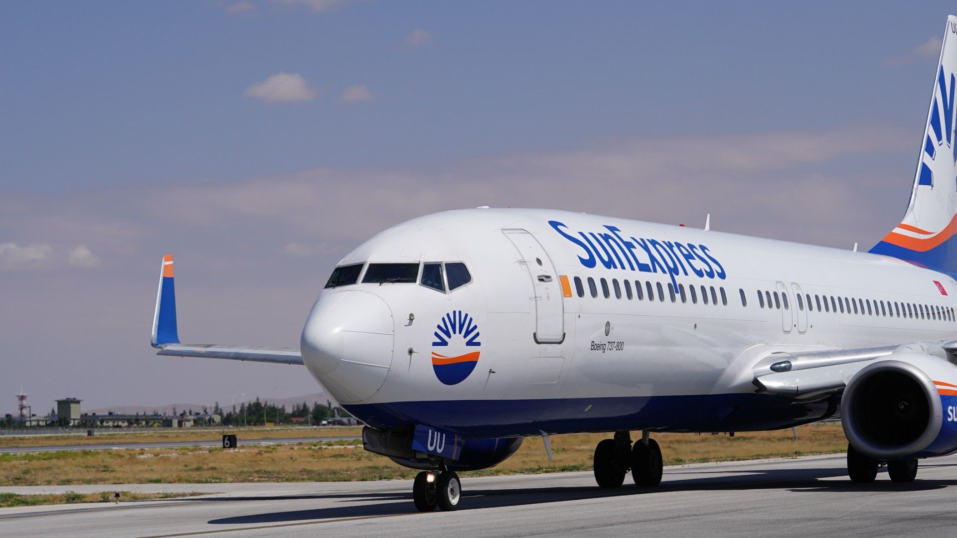 Sun Express Boeing 737 Badly Damaged After Landing Gear Suddenly Collapses Before Takeoff