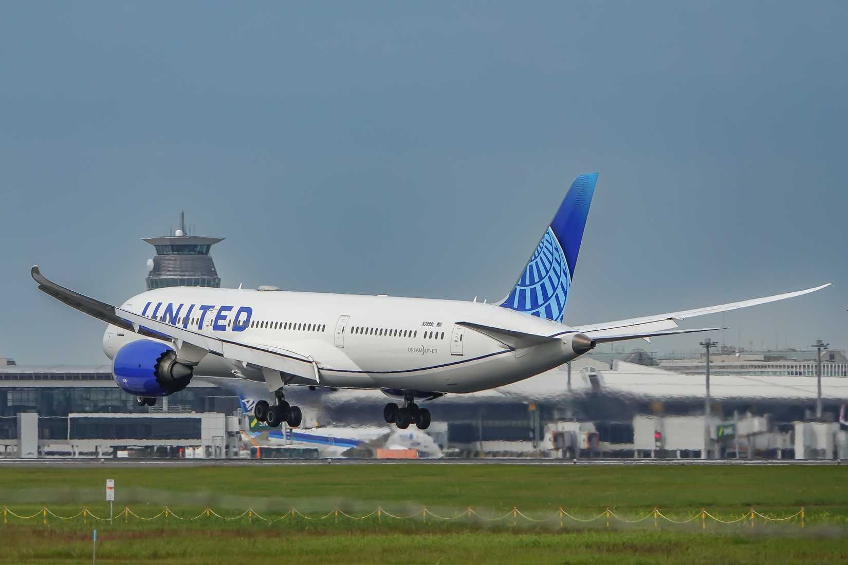 United Airlines Boeing 787-9 3