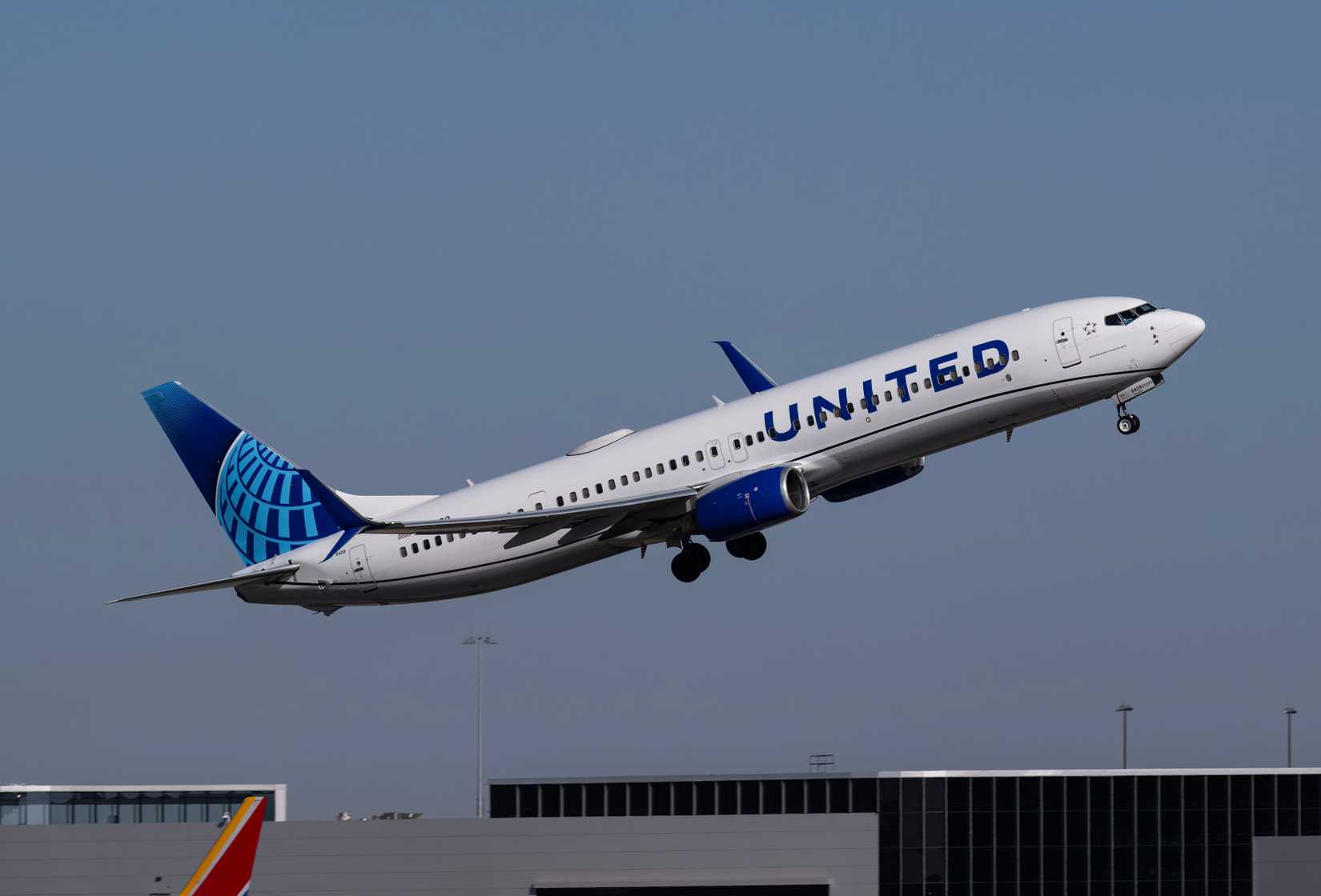 United B737-900ER