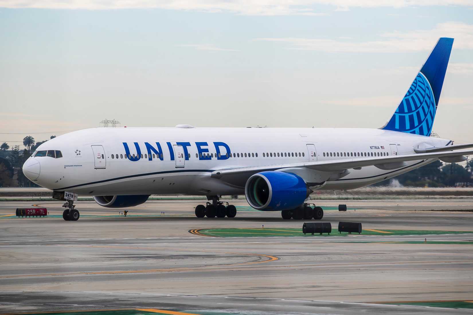 United Boeing 777-200