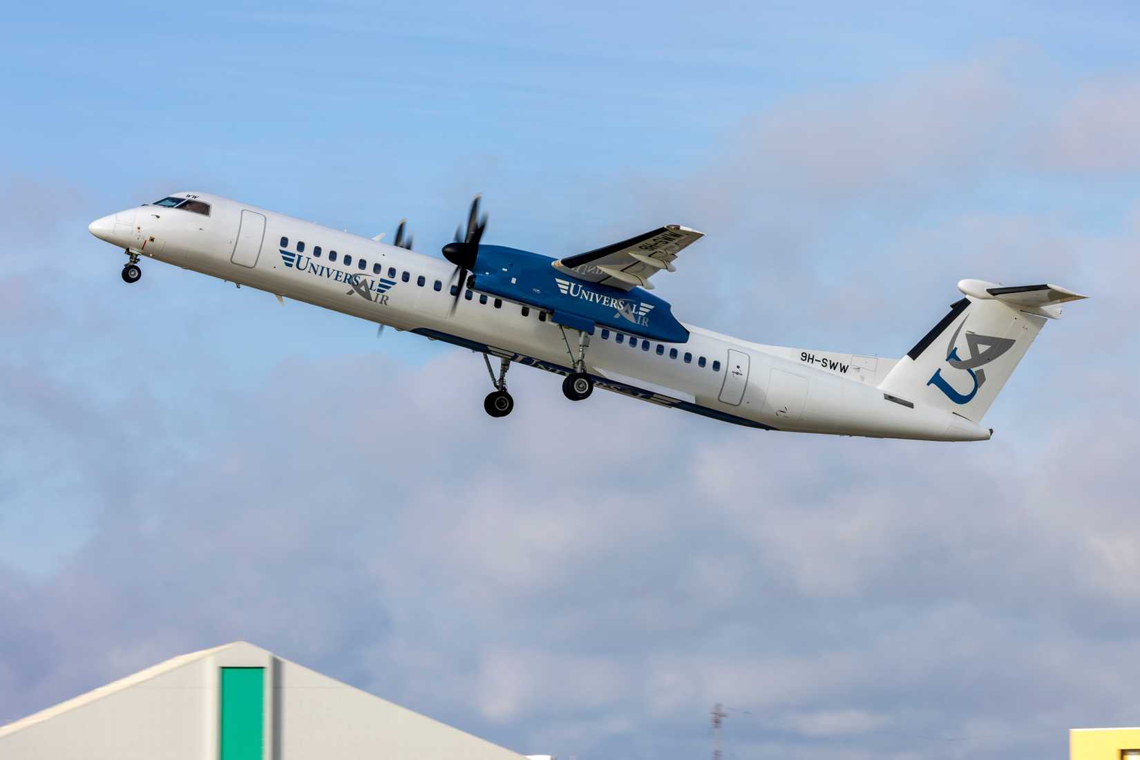 Universal Air Dash 8 Q400