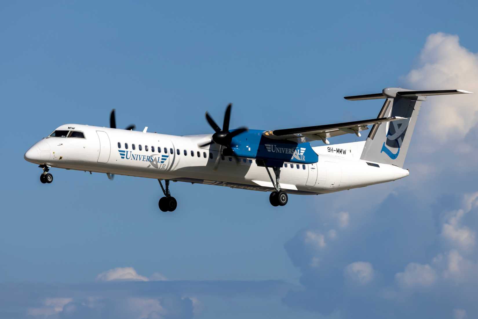 Universal Air Dash 8 Q400