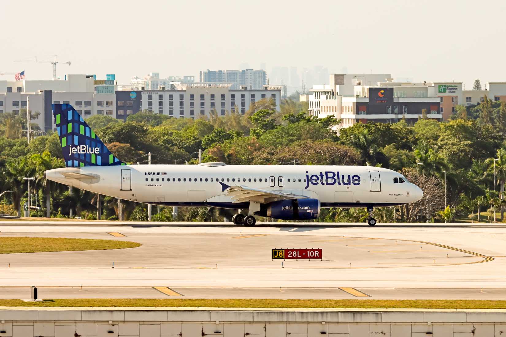 A JetBlue A320 taxis at Fort Lauderdale Hollywood International Airport (FLL).