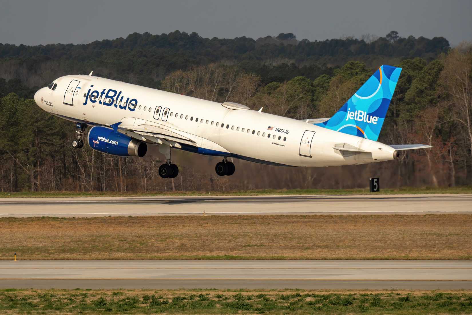 A JetBlue Airbus A321 passenger aircraft departs from Raleigh-Durham International Airport.