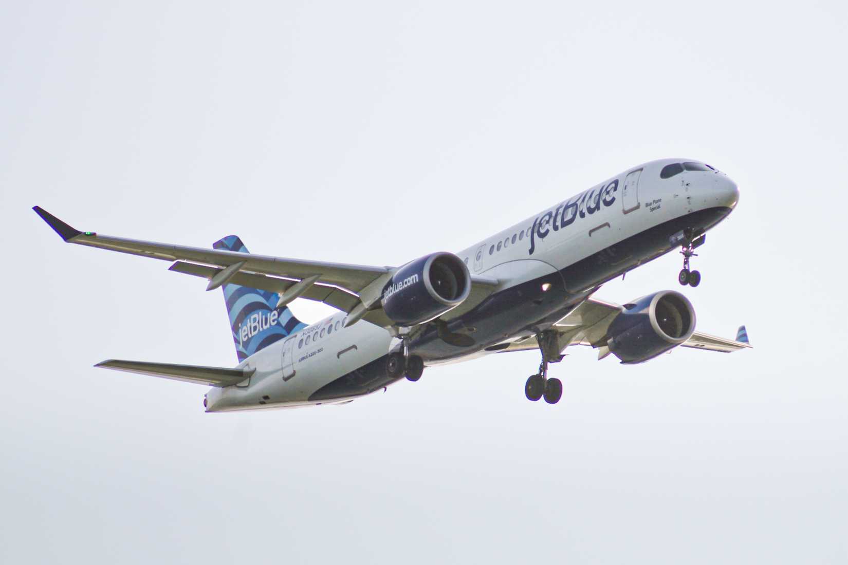 JetBlue Passenger Sues Over Dry Ice Burns On Paris-New York Flight - image 2