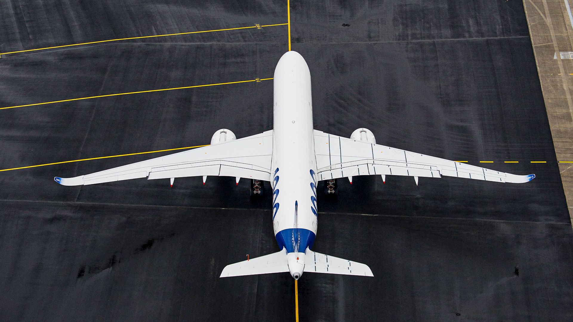 Here's Why The Airbus A350's Wing Design Is Unlike Any Other Widebody