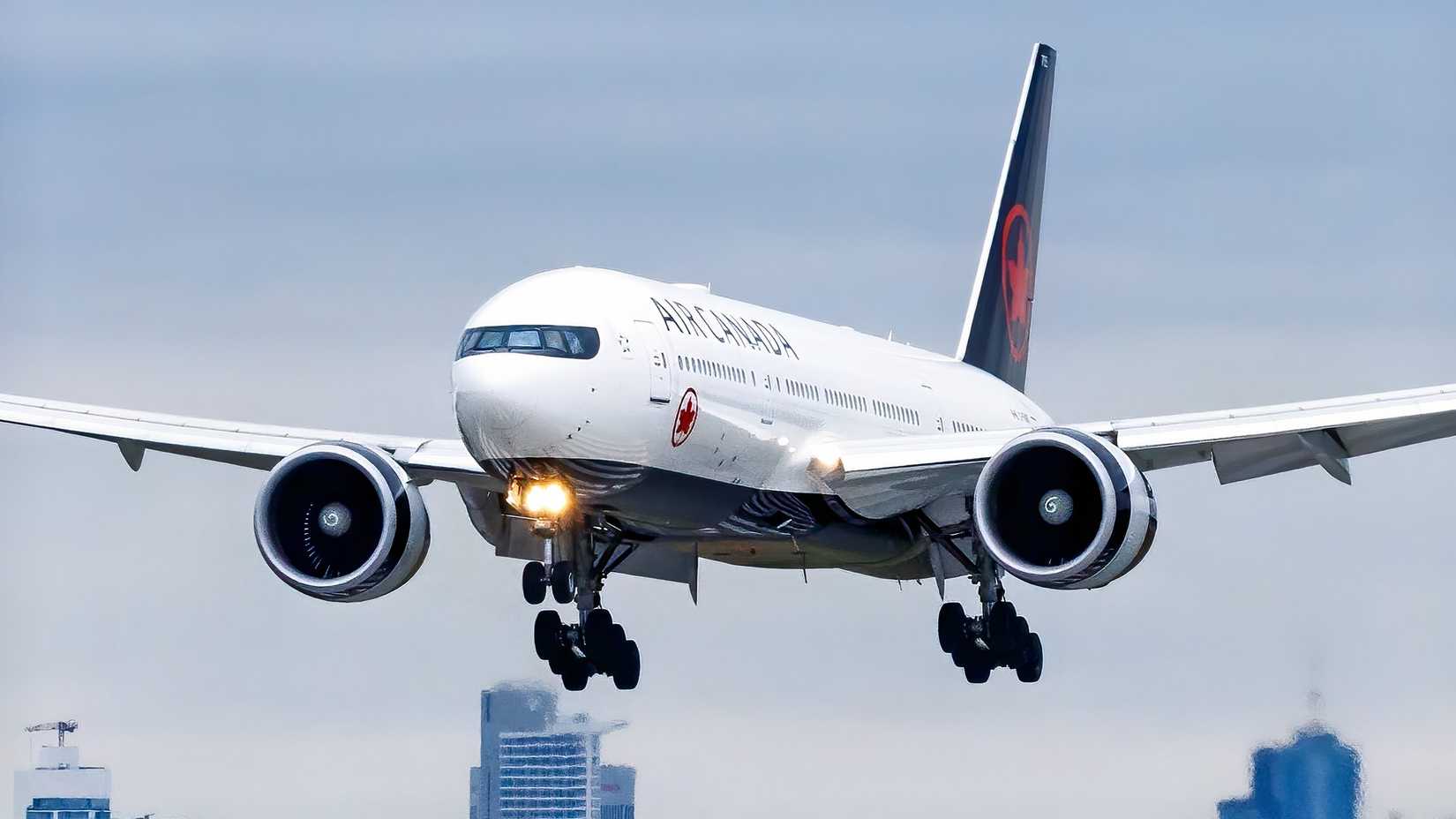 Air Canada Boeing 777-200LR on final approach