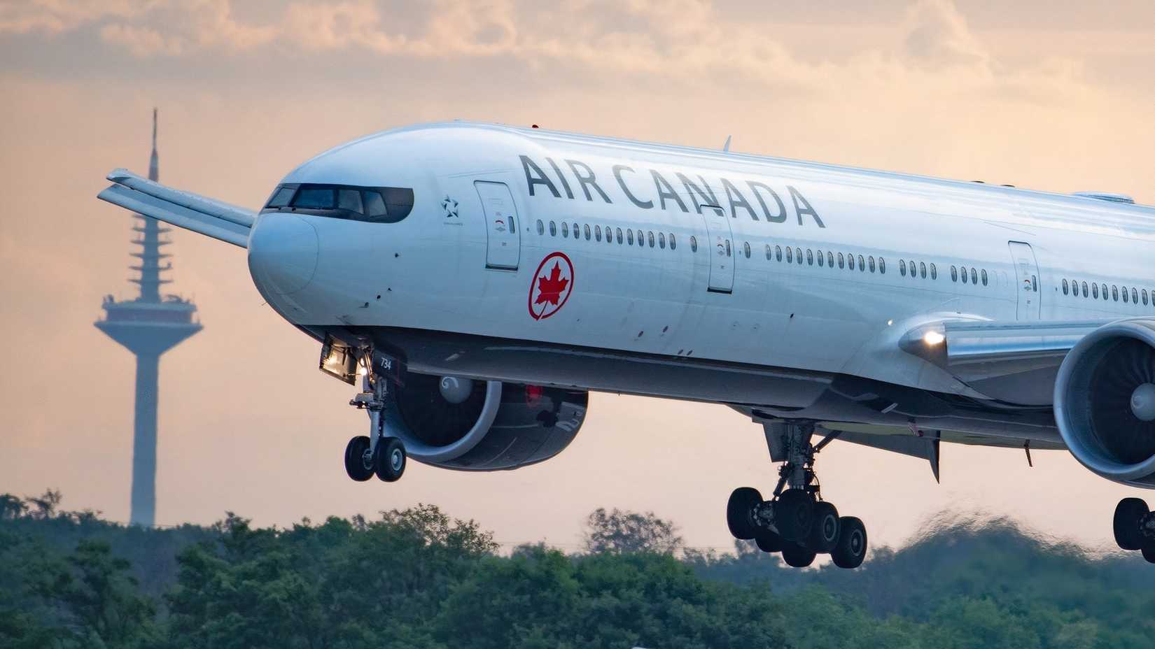 Air Canada Boeing 777-300ER about to touchdown