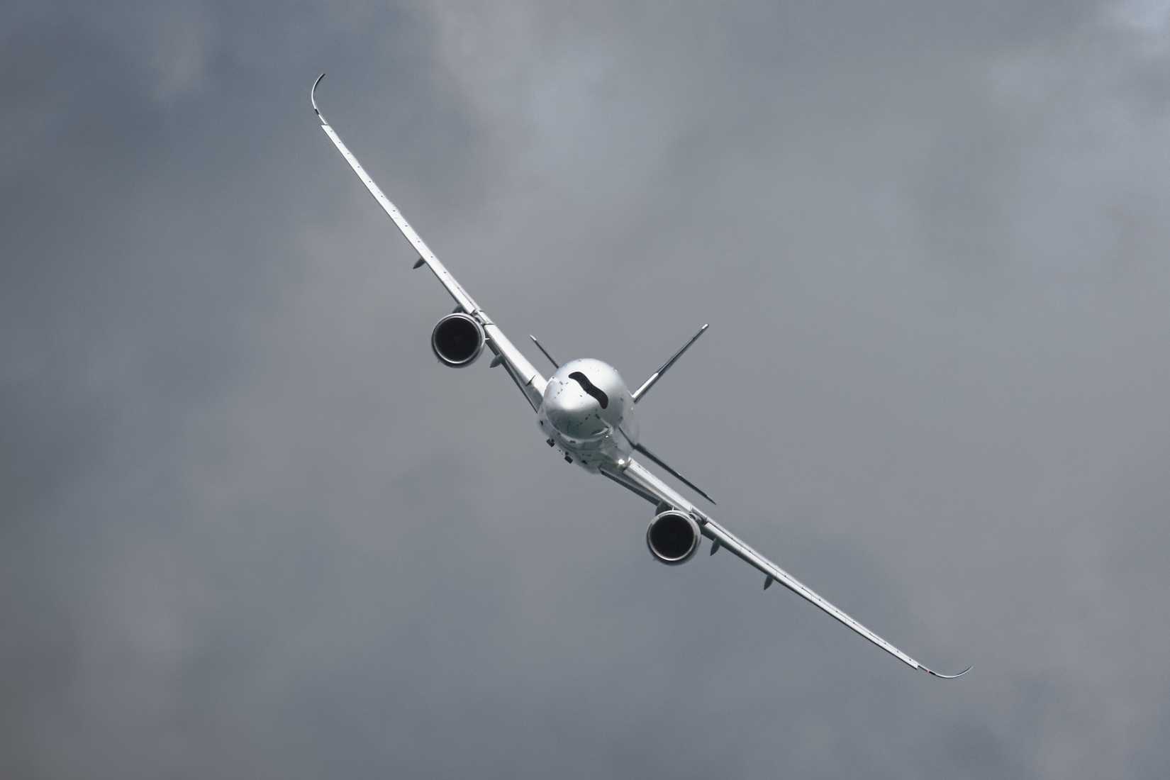 Airbus A350-1000 (F-WMIL) performing flying display during the Singapore Airshow 2026.