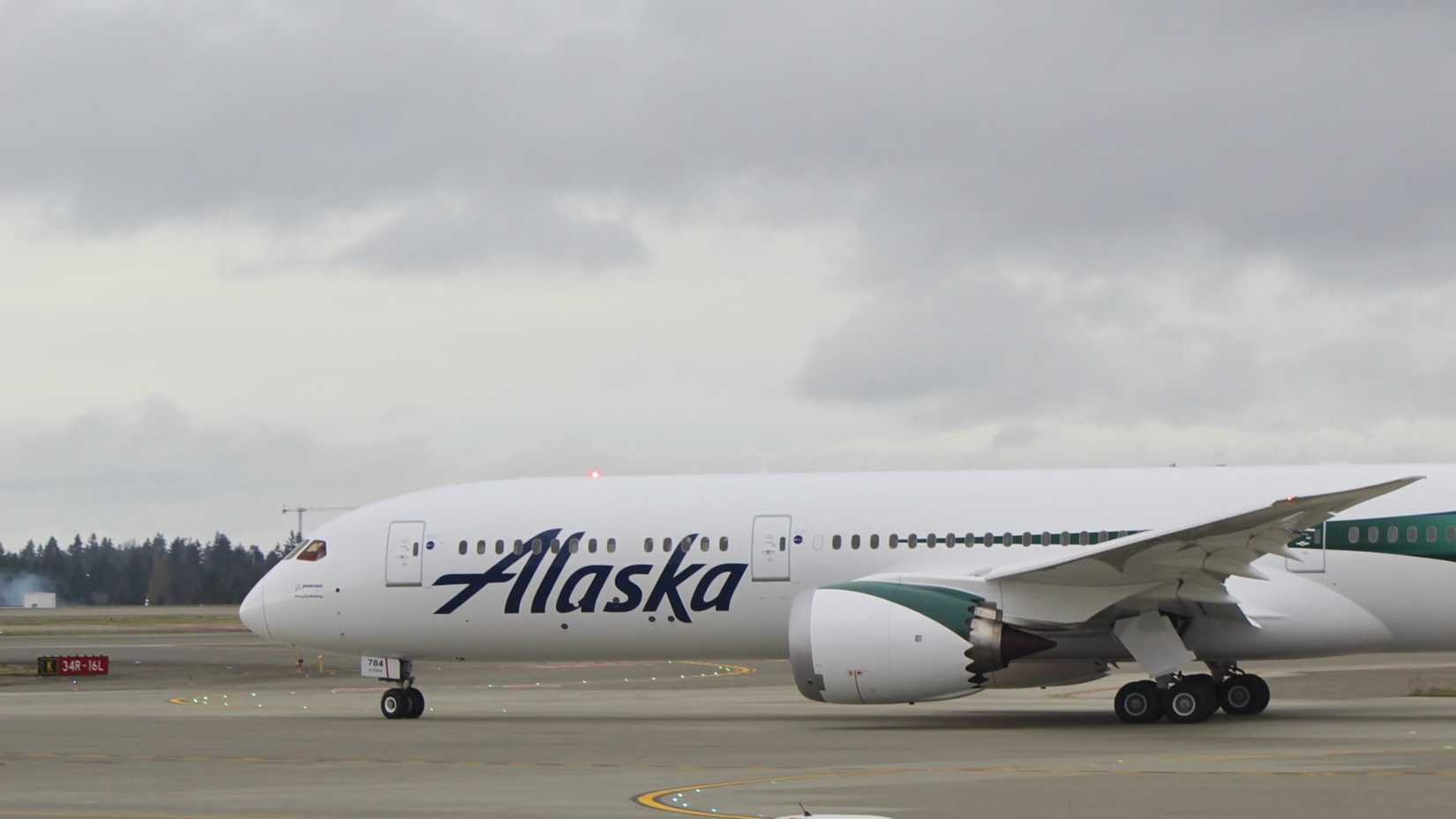 Alaska Airlines 787 Taxiing