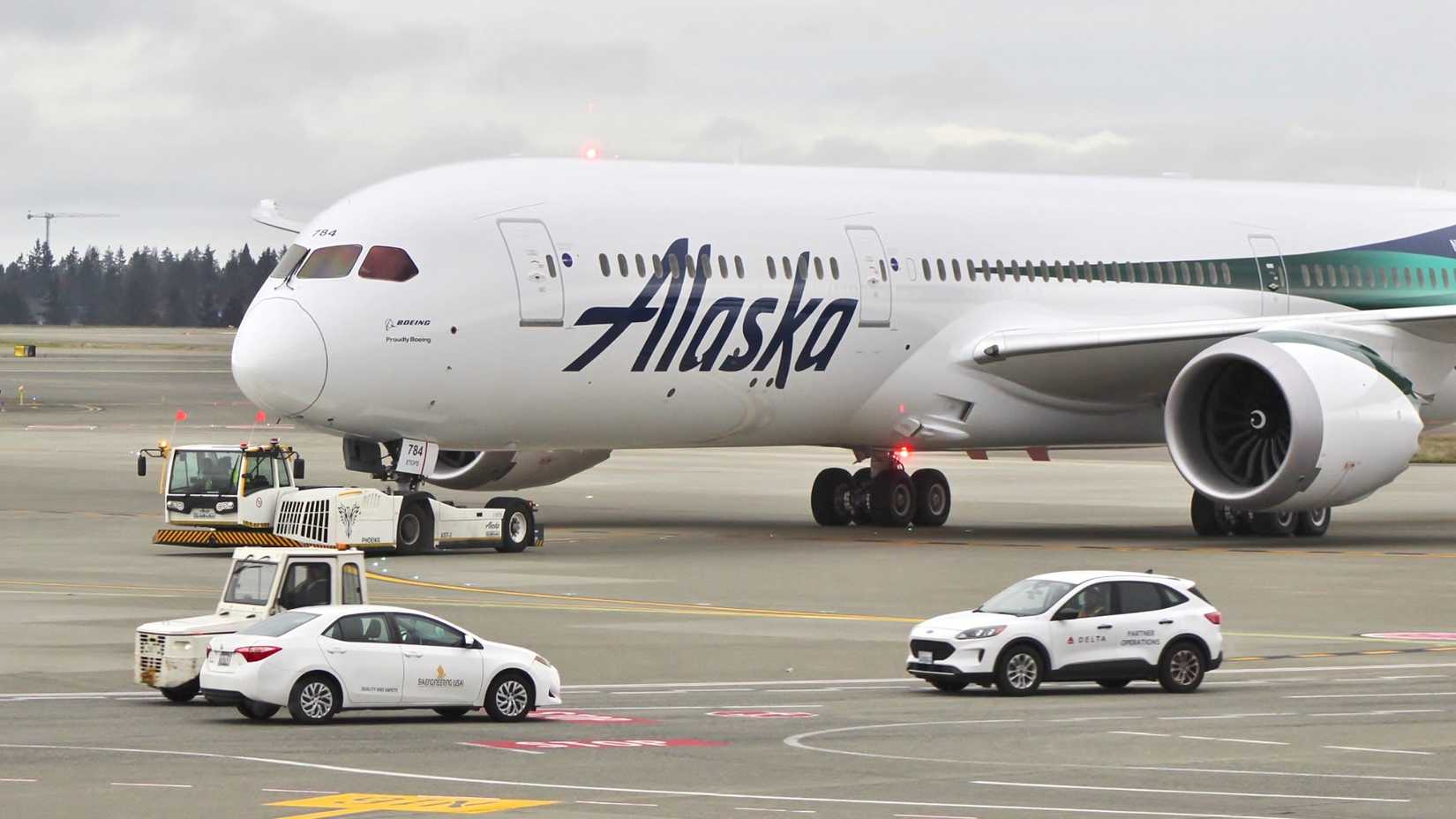 Alaska Airlines Boeing 787 Taxiing