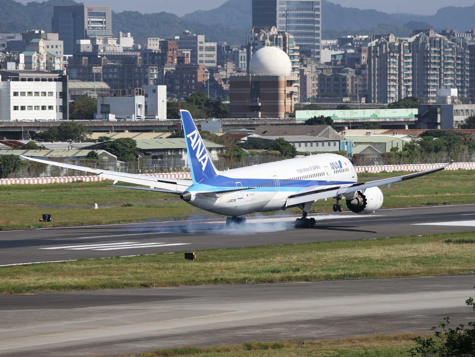 All Nippon Airways Boeing 787-8 Dreamliner (JA804A) landing
