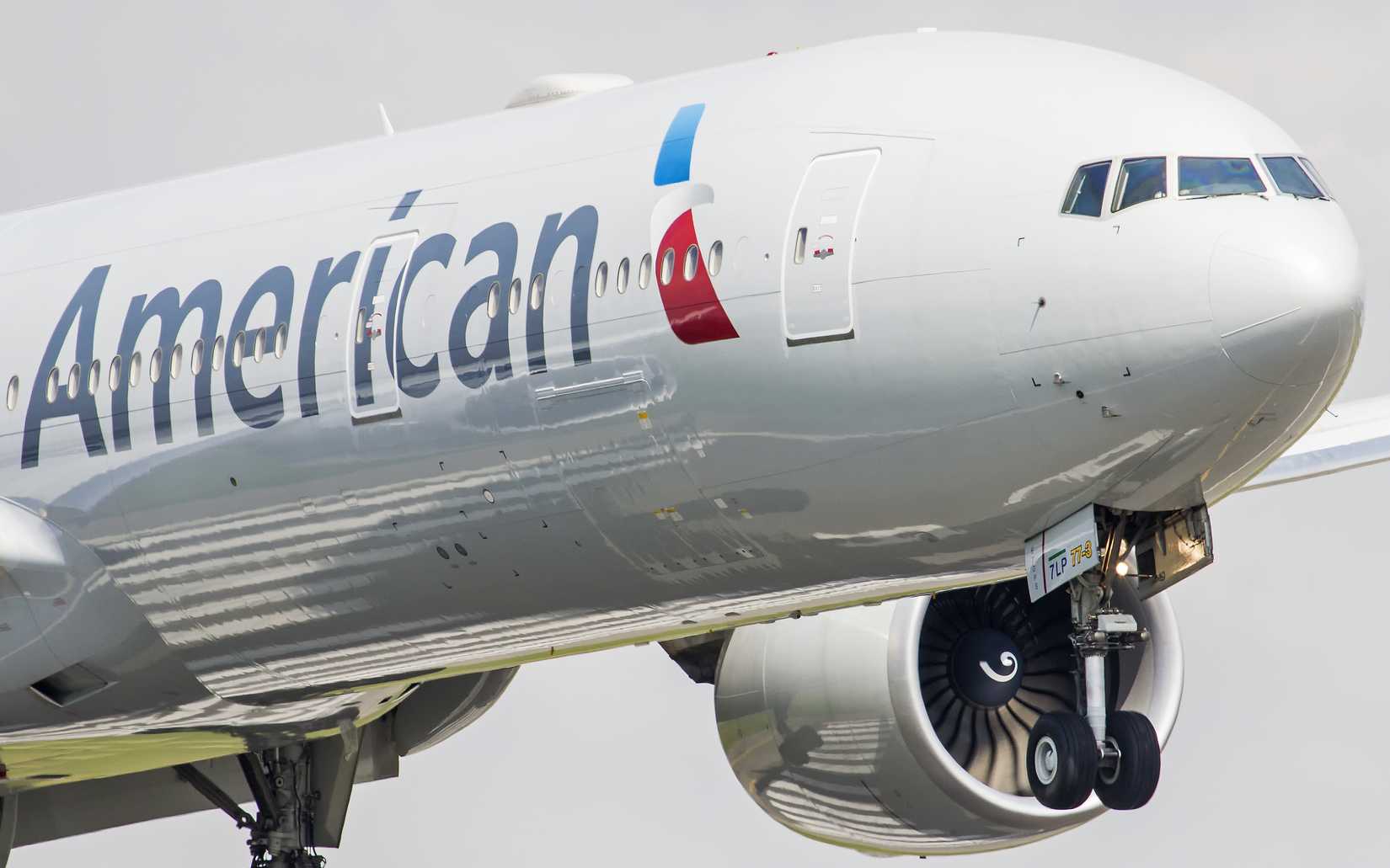 American Airlines 777 decending for landing